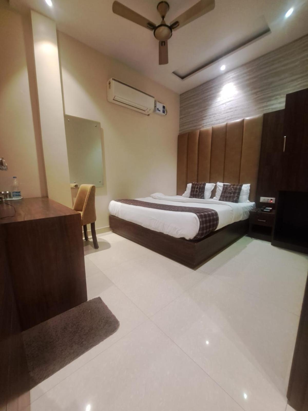 Hotel Blossom Inn Amritsar Esterno foto