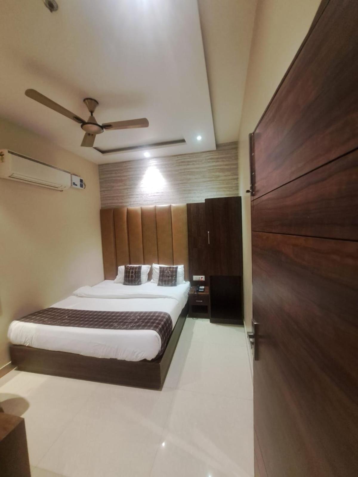 Hotel Blossom Inn Amritsar Esterno foto